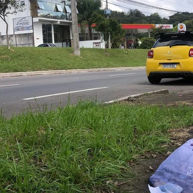 A propaganda de um candidato a deputado federal causou prejuízo a um motorista que trafegava na Perimetral Bruno Segalla no final da manhã desta terça-feira (13), em Caxias do Sul. De Nova Petrópolis, Felipe Eibel, 34 anos, transitava na pista da esquerda quando foi surpreendido pela base de concreto que, já sem a bandeira, rolava pela rua no bairro Salgado Filho. <!-- NICAID(15204762) -->