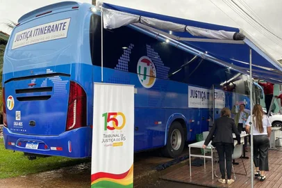 Ônibus do Projeto Justiça Itinerante, do TJ-RS.<!-- NICAID(15651741) -->