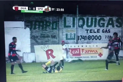Jogador do São Paulo/RG agride o árbitro durante a partida contra o Guarani-VA válida pela Divisão de Acesso do Campeonato Gaúcho.<!-- NICAID(14906389) -->