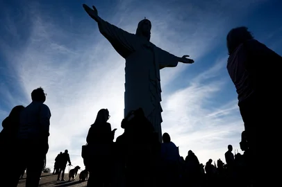 ENCANTADO, RS, BRASIL - 2025.04.21 - No dia da morte do Papa Francisco, fiéis comparecem ao Cristo de Encantado, onde também foi realizada uma missa em homenagem ao Pontífice argentino. A missa foi realizada pelo padre Alberto Tremea. (Foto: André Ávila/ Agência RBS)Indexador: Andre Avila<!-- NICAID(16021224) -->