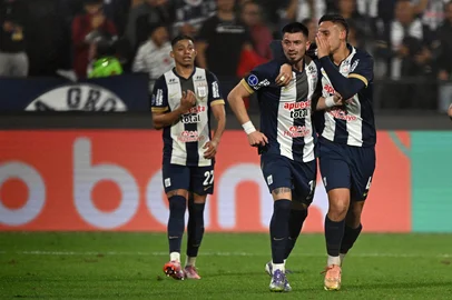 Alianza Lima's Argentine forward #19 Alan Cantero celebrates with his teammate Alianza Lima's defender #04 Erick Noriega after scoring his team's first goal during the Copa Sudamericana round of 16 first leg football match between Peru's Alianza Lima and Ecuador's Universidad Catolica at Alejandro Villanueva Stadium in Lima on August 13, 2025. (Photo by ERNESTO BENAVIDES / AFP)<!-- NICAID(16103344) -->