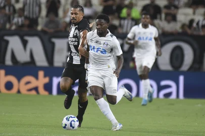 CE - BRASILEIRÃO/CEARÁ X GRÊMIO - ESPORTES - Fernando Sobral (E), do Ceará, na partida entre Ceará e Grêmio válida pela segunda rodada do Campeonato Brasileiro   2025, realizada no Estádio Castelão, em Fortaleza, neste sábado, 5.    05/04/2025 - Foto: CAIO ROCHA/ISHOOT/ESTADÃO CONTEÚDO<!-- NICAID(16011116) -->