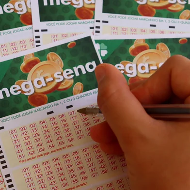 Salvador, Brazil - December 24, 2025: Mega Sena tickets. Brazilian Caixa Lottery. Foto: Blossom Stock Studio / stock.adobe.comFonte: 1855021829<!-- NICAID(16213053) -->
