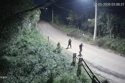 O motorista de aplicativo Claudio Alba França foi encontrado morto no último domingo no Belém Velho, em Porto Alegre. A Polícia Civil informou nesta sexta-feira que dois suspeitos de latrocínio foram presos na quinta-feira.<!-- NICAID(16295753) -->