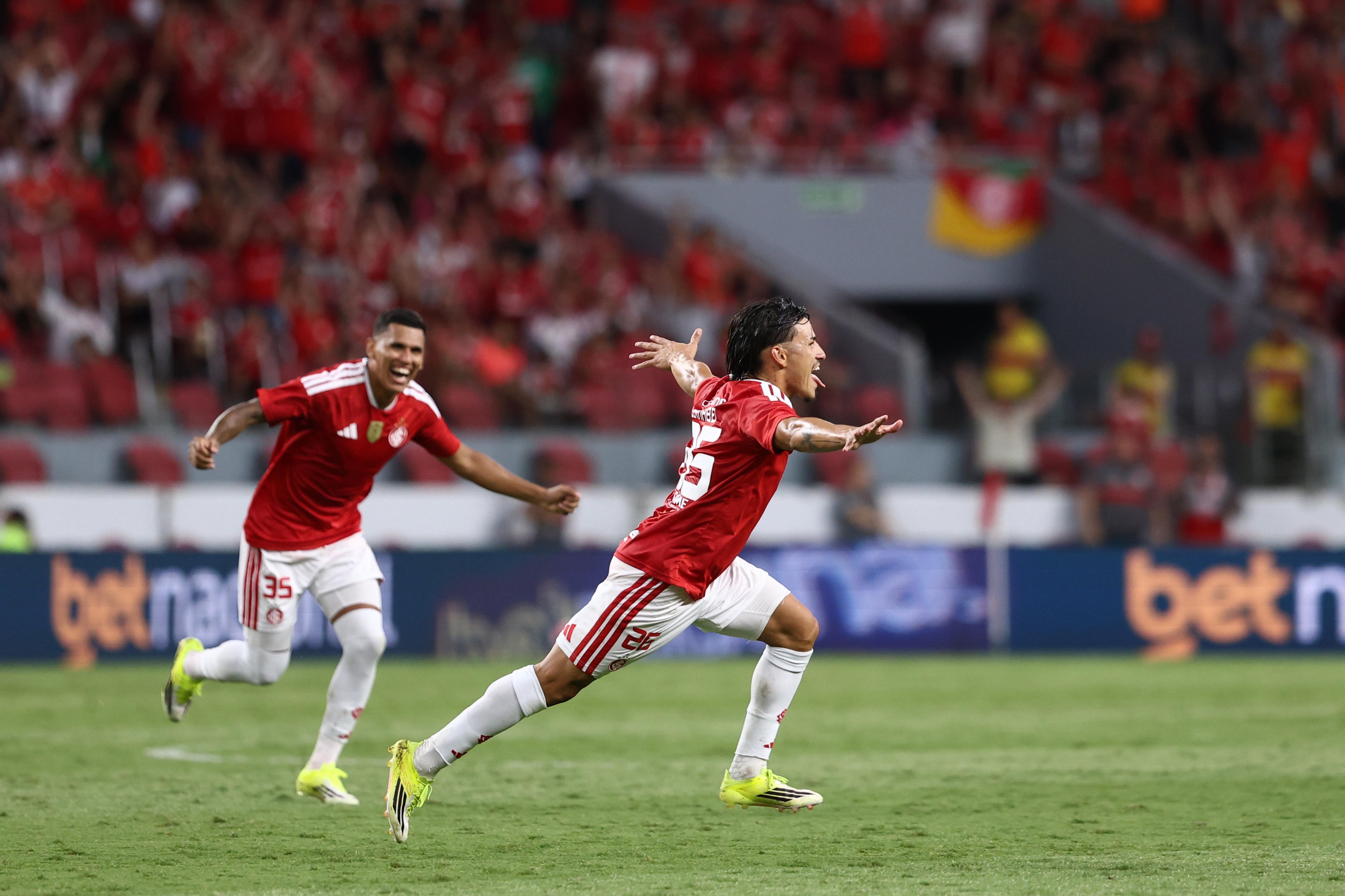 Brilha no ataque e falha na defesa: como Bernabei pode ser potencializado por Pezzolano no Inter