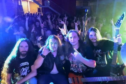 Neste domingo rola mais uma edição da tradicional festa de São Patrício, em frente ao Bar São PatrícioA rua Tronca estará fechada ao tráfego de carros a partir das 10h. A festa começa às 15h e se estende até às 22h. Vão rolar shows das bandas Devil Dogs (FOTO), Aleatórios, Magneto, Red City e Electroboom. Além do DJ Amô.<!-- NICAID(15376328) -->