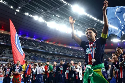 Paris Saint-Germain's Brazilian defender #05 Marquinhos (R) and teammates celebrate after winning the French Cup final football match between Paris Saint-Germain (PSG) and Stade de Reims at the Stade de  in Saint-Denis, north of Paris, on May 24, 2025. (Photo by FRANCK FIFE / AFP)<!-- NICAID(16046462) -->