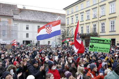Demonstrators protest against the government's coronavirus measures on November 27, 2021 in Graz, Austria, amid the novel coronavirus / Covid-19 pandemic. - Tens of thousands of Austrians rallied this weekend to protest against the government's introduction of compulsory vaccination -- the first EU country to do so -- as the chancellor insisted on November 28, 2021 that the move would represent "a minor interference" compared to the alternatives. (Photo by ERWIN SCHERIAU / APA / AFP) / Austria OUT<!-- NICAID(14952858) -->