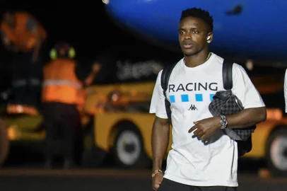 Racing's Colombian forward Johan Carbonero arrives at the military air base in Luque, Paraguay, on November 20, 2024. Argentina's Racing and Brazil's Cruzeiro will face in the Copa Sudamericana final next November 23 at La Nueva Olla (General Pablo Rojas) stadium in Asuncion, Paraguay. (Photo by DANIEL DUARTE / AFP)Editoria: SPOLocal: LuqueIndexador: DANIEL DUARTESecao: soccerFonte: AFPFotógrafo: STR<!-- NICAID(15941435) -->