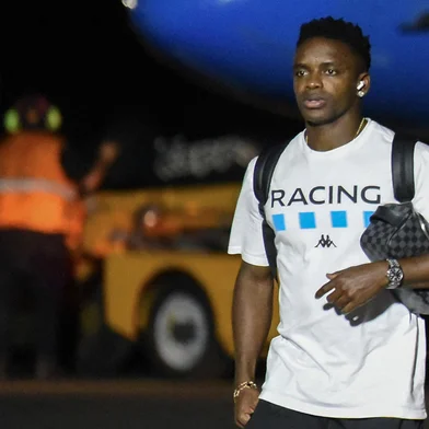 Racing's Colombian forward Johan Carbonero arrives at the military air base in Luque, Paraguay, on November 20, 2024. Argentina's Racing and Brazil's Cruzeiro will face in the Copa Sudamericana final next November 23 at La Nueva Olla (General Pablo Rojas) stadium in Asuncion, Paraguay. (Photo by DANIEL DUARTE / AFP)Editoria: SPOLocal: LuqueIndexador: DANIEL DUARTESecao: soccerFonte: AFPFotógrafo: STR<!-- NICAID(15941435) -->