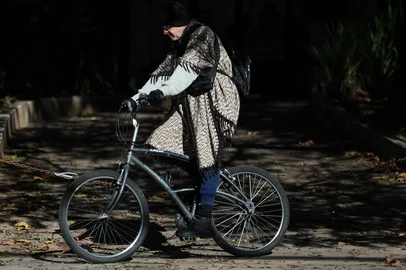 PORTO ALEGRE, RS, BRASIL, 23/06/2025: BAIXAS TEMPERATURAS: Onda de frio marca o início do inverno no Rio Grande do Sul. Temperaturas devem marcar 5 graus a menos do que o comum. Foto: Duda Fortes/Agencia RBS<!-- NICAID(16065523) -->