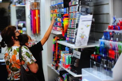 CAXIAS DO SUL, RS, BRASIL, 27/01/2021. Pesquiso do Pioneiro sobre preços de material escolar. A volta às aulas está prevista para a segunda quinzena de Fevereiro. Na foto, Livraria Rossi. (Porthus Junior/Agência RBS)<!-- NICAID(14700646) -->