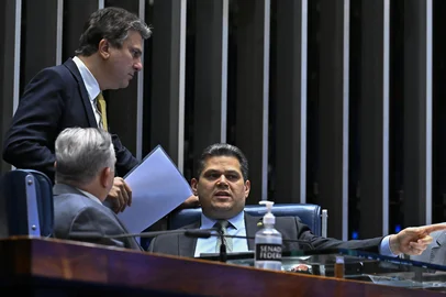 Waldemir Barreto / Divulgação Plenário do Senado Federal durante sessão deliberativa ordinária. Ordem do dia.Na pauta, três acordos internacionais: o PDS 240/2011, que aprova o acordo de cooperação em defesa entre o Brasil e a Guiana; o PDL 344/2024, que aprova o acordo de cooperação na área de educação entre o Brasil e a Croácia; e o PDL 359/2024, que aprova o protocolo que altera a Convenção sobre Exposições Internacionais, assinada em Paris em 1928.Presidente do Senado Federal, senador Davi Alcolumbre (União-AP) conversa com os senadores Izalci Lucas (PL-DF) e Camilo Santana (PT-CE).Foto: Waldemir Barreto/Agência Senado<!-- NICAID(16388389) -->