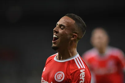 O meia atacante João Peglow comemora o gol de empate do Inter no 2 a 2 contra o Atlético-MG no Mineirão, válido pelo Brasileirão 2020.<!-- NICAID(14665698) -->