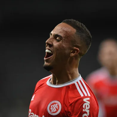 O meia atacante João Peglow comemora o gol de empate do Inter no 2 a 2 contra o Atlético-MG no Mineirão, válido pelo Brasileirão 2020.<!-- NICAID(14665698) -->