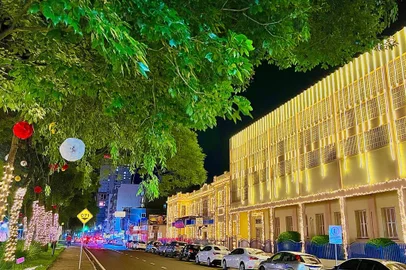 Com estreia prevista para o próximo sábado, Cantata Natalina já abrilhanta as noites dos passo-fundenses<!-- NICAID(15603666) -->