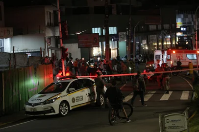 CAXIAS DO SUL, RS, BRASIL, 01/04/2025. Um policial militar sofreu um acidente durante uma abordagem a uma motocicleta no fim da tarde desta terça-feira (1º) em Caxias do Sul. O acidente aconteceu na alça de o que liga a Avenida São Leopoldo à Rua Visconde de Pelotas. (Porthus Junior/Agência RBS)<!-- NICAID(16008152) -->