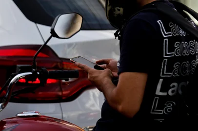 PORTO ALEGRE, RS, BRASIL, 15.05.2025: O uso de celulares ao volante podem estar associados a acidentes no trânsito. Foto: Camila Hermes/Agencia RBS<!-- NICAID(16037983) -->
