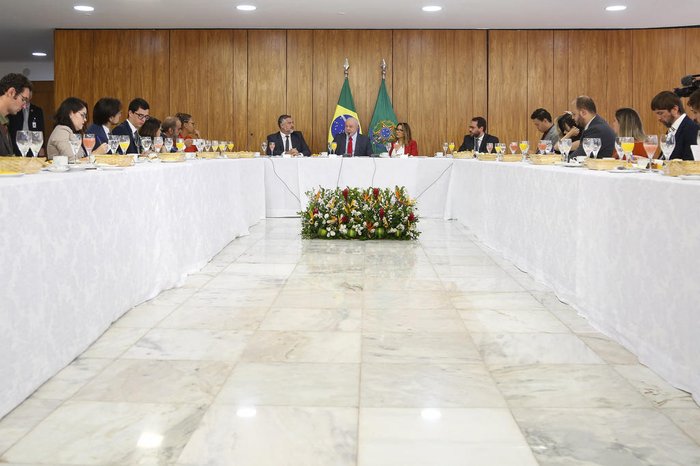 SERGIO LIMA / AFP Lula Múcio militares