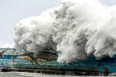 This picture taken and released by Taiwans Central News Agency (CNA) on October 31, 2024 shows a wave crashing over a sea wall as Super Typhoon Kong-rey neared the coast in Taitung. Fierce winds and torrential rain lashed Taiwan on October 31 as Super Typhoon Kong-rey neared, forcing thousands to flee from one of the most powerful storms to threaten the island in years. (Photo by CNA / AFP) / China OUT - Taiwan OUT - Macau OUT / Hong Kong OUT RESTRICTED TO EDITORIAL USEEditoria: WEALocal: TaitungIndexador: STRSecao: reportFonte: CNAFotógrafo: STR<!-- NICAID(15903997) -->