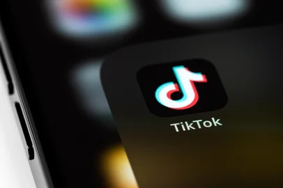 prima91 / adobe.stock.com TikTok mobile icon app on screen smartphone iPhone macro. TikTok is app to create and share videos. Moscow, Russia - June 15, 2021Fonte: 445549836<!-- NICAID(16187931) -->