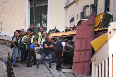 Police investigate the Gloria funicular wreckage one day after the accident that killed 15 in Lisbon, on September 4, 2025. At least 17 people were killed and another 21 injured when a famed funicular in Lisbon derailed on September 3, 2025, rescuers said. (Photo by PATRICIA DE MELO MOREIRA / AFP)<!-- NICAID(16116650) -->