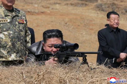 Kim Jong-un é flagrado disparando rifle de precisão em visita a soldados