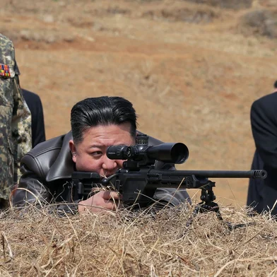 Kim Jong-un é flagrado disparando rifle de precisão em visita a soldados