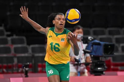Fe GarayBrazil's Fernanda Rodrigues serves in the women's preliminary round pool A volleyball match between Japan and Brazil during the Tokyo 2020 Olympic Games at Ariake Arena in Tokyo on July 29, 2021. (Photo by ANGELA WEISS / AFP)Editoria: SPOLocal: TokyoIndexador: ANGELA WEISSSecao: volleyballFonte: AFPFotógrafo: STF<!-- NICAID(14847851) -->