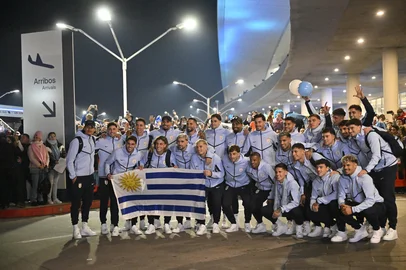 Uruguay's national football team pose for a picture at Carrasco International Airport ahead of their departure to Mexico for the FIFA 2026 World Cup football tournament, in Ciudad de la Costa, Canelones department, Uruguay, on June 9, 2026. (Photo by Santiago Mazzarovich / AFP)Editoria: SPOLocal: MontevideoIndexador: SANTIAGO MAZZAROVICHSecao: soccerFonte: AFPFotógrafo: STR<!-- NICAID(16306124) -->