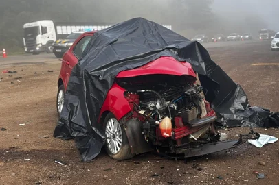 Identificadas vítimas de acidente entre carro e viatura dos bombeiros na BR-285, em Água Santa<!-- NICAID(16307512) -->