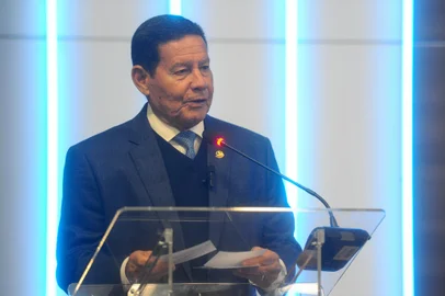 CAXIAS DO SUL, RS, BRASIL, 07/08/2023. O Senador Hamilton Mourão (Republicanos/RS) palestrou nesta segunda (7) durante o evento RA na Câmara de Indústria, Comércio e Serviços (CIC) de Caxias do Sul.  Na foto, o Senador Hamilton Mourão (Republicanos/RS). (Bruno Todeschini/Agência RBS)Indexador: BTK<!-- NICAID(15503393) -->