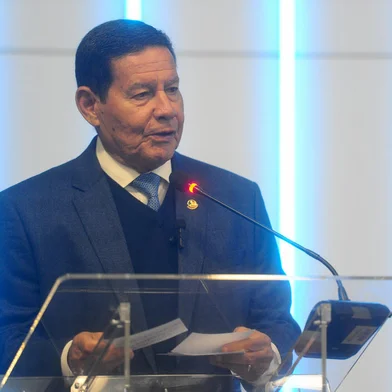 CAXIAS DO SUL, RS, BRASIL, 07/08/2023. O Senador Hamilton Mourão (Republicanos/RS) palestrou nesta segunda (7) durante o evento RA na Câmara de Indústria, Comércio e Serviços (CIC) de Caxias do Sul.  Na foto, o Senador Hamilton Mourão (Republicanos/RS). (Bruno Todeschini/Agência RBS)Indexador: BTK<!-- NICAID(15503393) -->