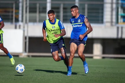 O volante Mateus Sarará (E) e o zagueiro Ruan participam de treino do Grêmio no CT Luiz Carvalho.<!-- NICAID(14955067) -->