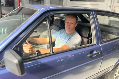 Para alguns, a paixão pelos carros modificados é antiga. Para outros, a curiosidade sobre esse universo — já consolidado em competições de arrancada, drift e velocidade — surgiu com os vídeos que viralizam nas redes sociais. Na foto, Juliano Ribeiro, proprietário de um Volkswagen Gol GTS 1993 azul riviera<!-- NICAID(16019448) -->