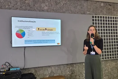 Tribunal de Contas do Estado do RS (TCE-RS) apresentou pesquisa sobre políticas de enfrentamento À violência contra a mulher nas prefeituras gaúchas. Na foto, a responsável pelo Centro de Orientação e Fiscalização de Políticas Públicas, Júlia Cordova Klein.<!-- NICAID(16239981) -->