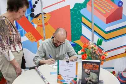 Até agora, a escritora e psicanalista Ana Suy vendeu mais obras até segunda-feiraO livro “Aluno da Tempestade”, no qual o jornalista Daniel Scola relata sua história de enfrentamento de um câncer, lidera a lista dos autores locais que estão entre os mais vendidos da 40ª Feira do Livro de Caxias do Sul. Mas as obras da escritora e psicanalista Ana Suy, que esteve no primeiro fim de semana do evento, são destaque com 139 exemplares vendidos de três títulos de sua autoria.FOTO: Daniel Scola<!-- NICAID(15886251) -->