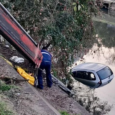 Carro caiu no Arroio Dilúvio neste domingo