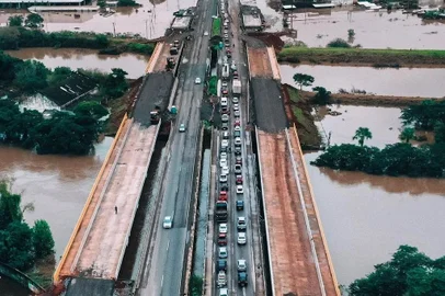 MUDANÇA PONTE BR-116 – O DNIT avalia refazer atual ponte sobre o Rio dos Sinos e o congestionamento deverá seguir por mais tempo na região de São Leopoldo.<!-- NICAID(15811760) -->