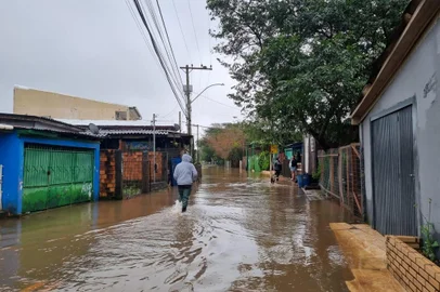 Chuva alaga ruas e causa bloqueios na região das Ilhas, em Porto Alegre - Foto: Yasmin Luz/Agência RBS<!-- NICAID(15539875) -->