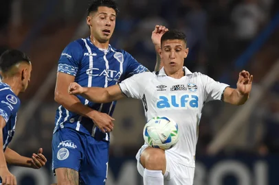 Gremio's Colombian midfielder #11 Miguel Monsalve (R) fights for the ball with Godoy Cruz's Uruguayan midfielder #13 Roberto Fernandez (L) and Gremio's Colombian midfielder #11 Miguel Monsalve during the Copa Sudamericana group stage football match between Argentina's Godoy Cruz and Brazil's Gremio at the Malvinas Argentinas stadium in Mendoza, Argentina, on April 24, 2025. (Photo by Andres LARROVERE / AFP)Editoria: SPOLocal: MendozaIndexador: ANDRES LARROVERESecao: soccerFonte: AFPFotógrafo: STR<!-- NICAID(16023888) -->