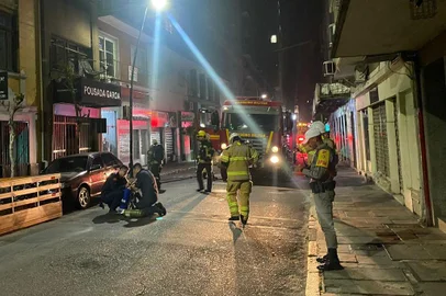 Incêndio atinge pousada no Centro Histórico de Porto Alegre<!-- NICAID(15260478) -->
