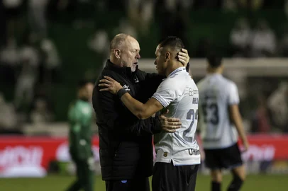 CAXIAS DO SUL, RS, BRASIL 2025.06.01 - Juventude recebe o Grêmio no Alfredo Jaconi pela 11ª rodada do Campeonato Brasileiro.  Técnico, Mano Menezes, Marlon. (Foto: André Ávila/ Agência RBS)Indexador: Andre Avila<!-- NICAID(16050360) -->