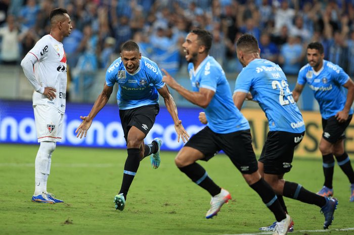 Bruno Alves vibra com momento especial no Grêmio, mas alerta para relaxamento em vitória