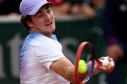 Brazil's Joao Fonseca plays a forehand return to Poland's Hubert Hurkacz during their men's singles match on day 3 of the French Open tennis tournament at the Roland-Garros Complex in Paris on May 27, 2025. (Photo by Franck FIFE / AFP)<!-- NICAID(16046678) -->