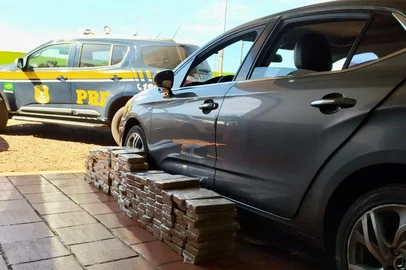 Três pessoas são presas transportando 150 quilos de maconha em fundo falso de carro argentino<!-- NICAID(15820889) -->