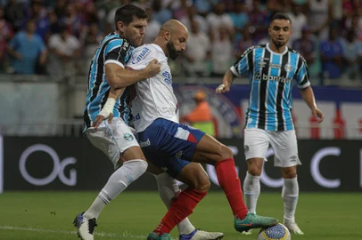 Thaciano, do Bahia, é marcado por Kannemann e Fabio, do Grêmio, em partida pelo Brasileirão 2024<!-- NICAID(15747072) -->