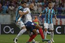 Thaciano, do Bahia, é marcado por Kannemann e Fabio, do Grêmio, em partida pelo Brasileirão 2024<!-- NICAID(15747072) -->
