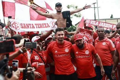 PORTO ALEGRE, RS, BRASIL - 2024.01.11 - Torcida do Inter recepciona nova contratação do time, o atacante argentino Lucas Alario. (Foto: André Ávila/ Agência RBS)<!-- NICAID(15647929) -->