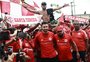 Alario chega a Porto Alegre com festa da torcida do Inter no aeroporto Salgado Filho